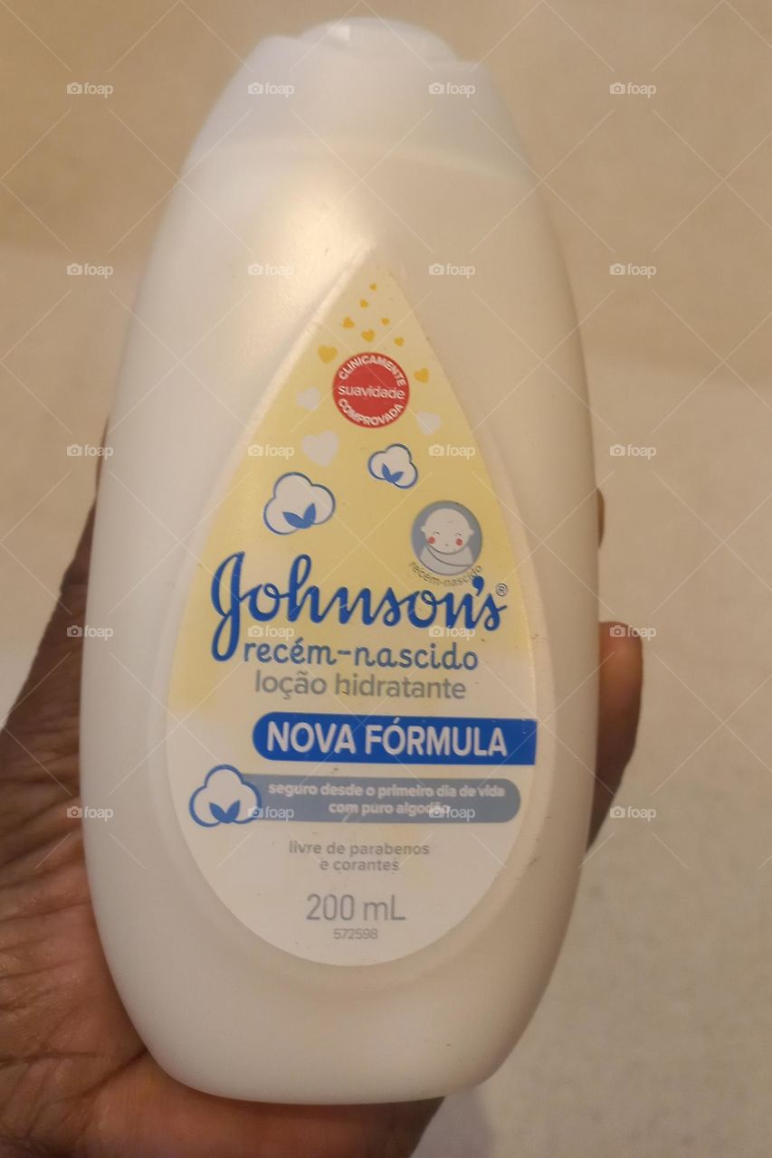 A pele do bebê descascando e ressecada, é algo comum nos Recém-nascidos. Depois de ter passado meses no líquido amniótico a pele do bebê  seca rápido. Johnsons recém-nascido loção hidratante,  cria uma camada protetora e hidrata  a pele do bebê