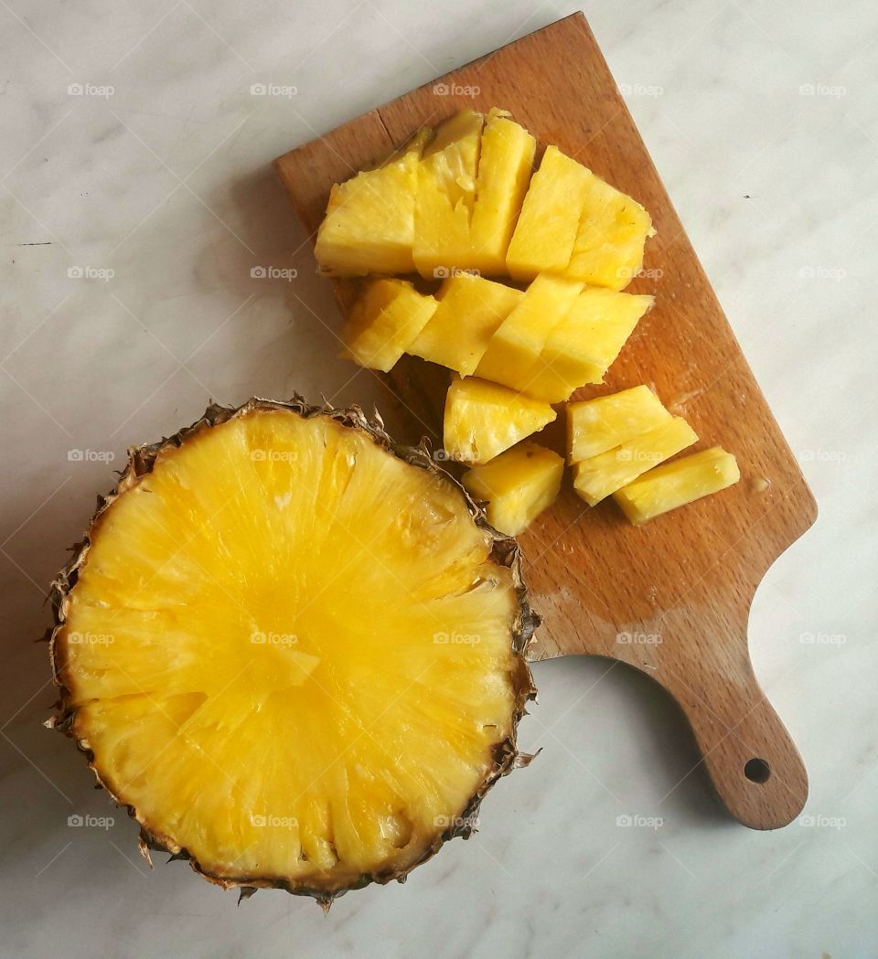 pineapple slicing