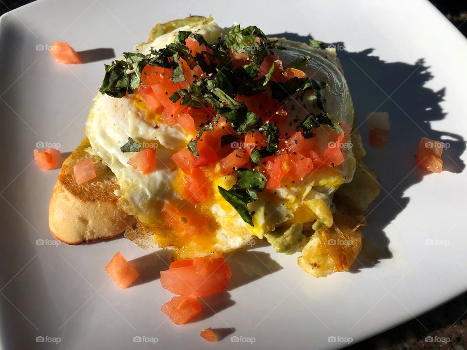 Avocado Toast With Egg And Tomatoes