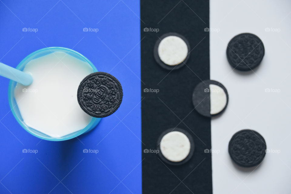 Oreo cookies and milk 