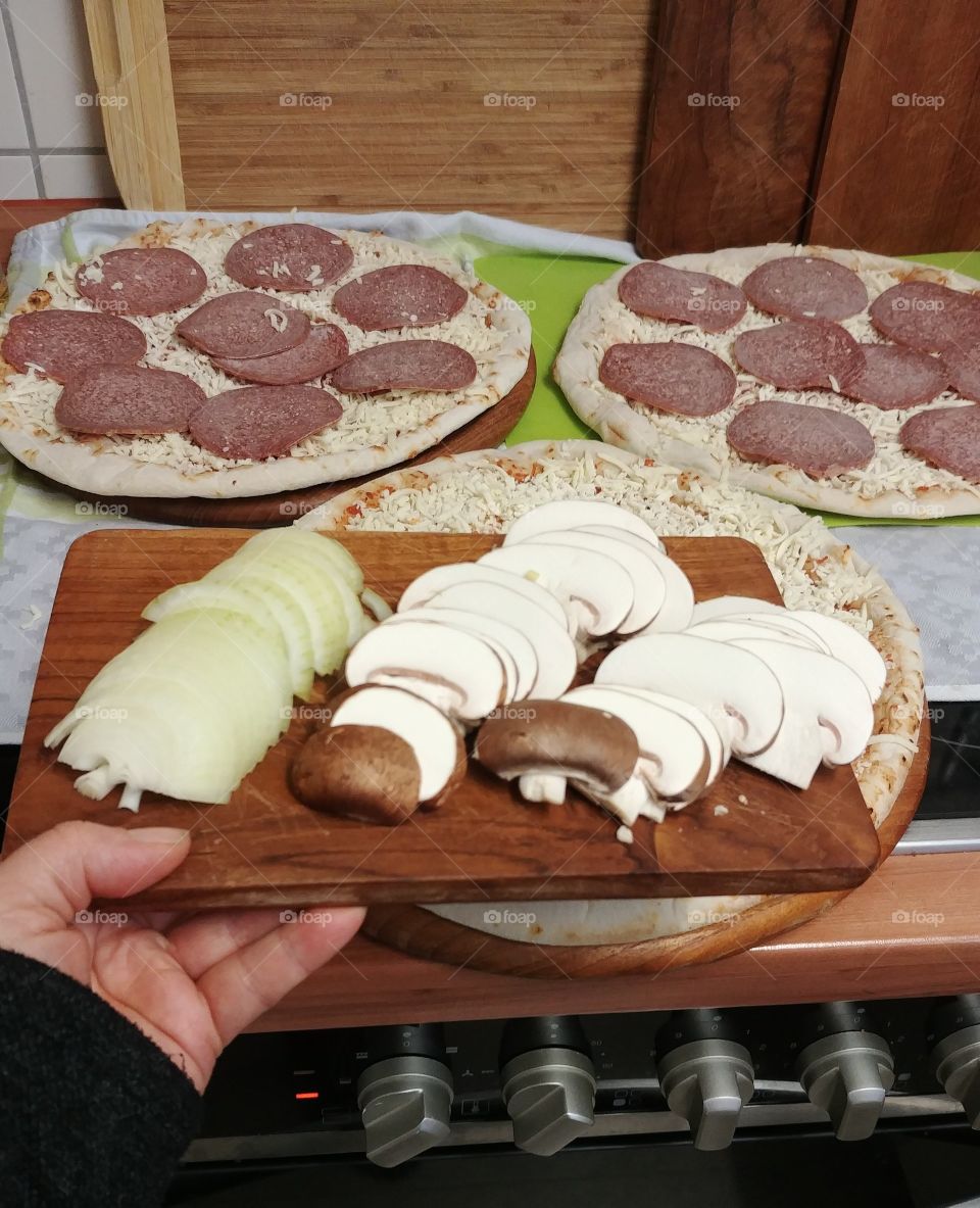 salami Pizza Pilze Zwiebeln brett