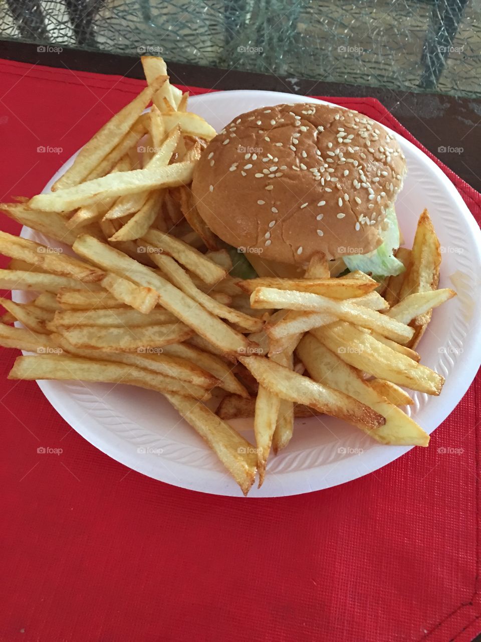 Hamburguesa con papas fritas 