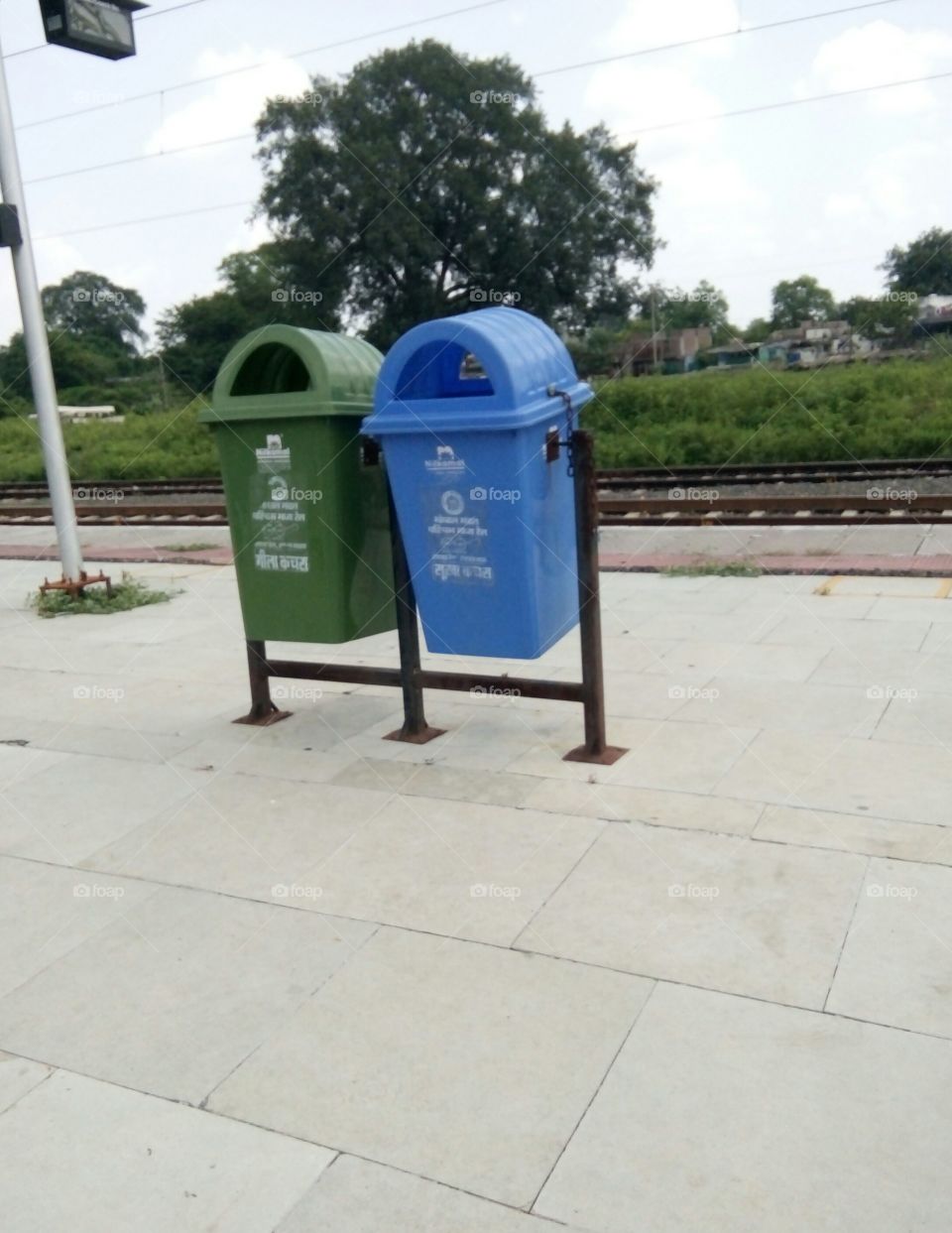 Two garbage cans / green waste bin / blue colored garbage can / two garbage cans together/Two garbage cans of different colors/