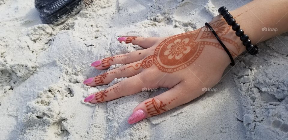 henna hand