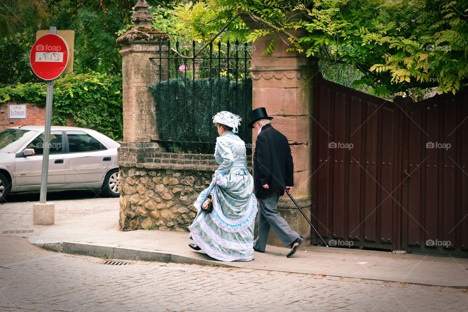 Elderly couple dressed in 19th century clothes.