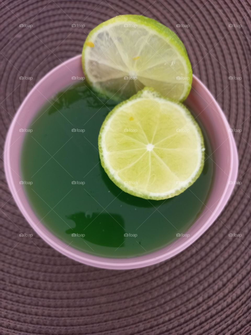 Gelatina. Sobremesa rica em colágeno e proteína, ajuda a manter os fluidos do trato digestivo, promovendo o trânsito intestinal. Existem várias opções de receitas com gelatina, desde as mais básicas com sabores variados, até as mais incrementas