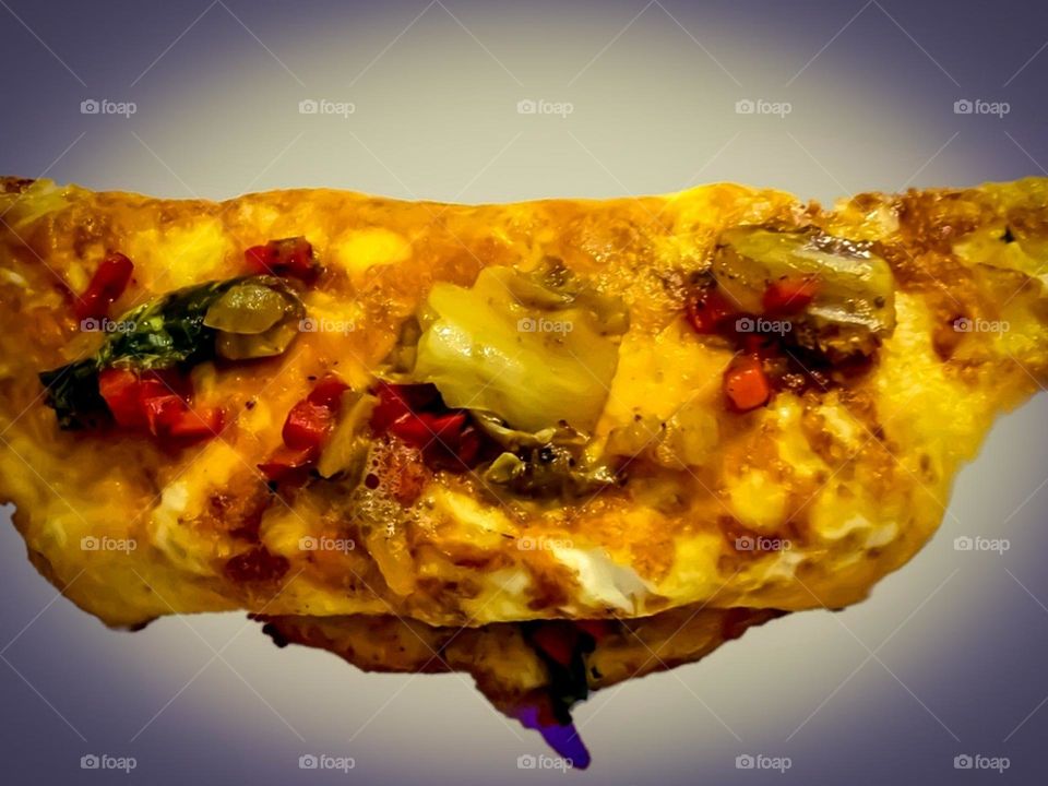 Grumpy, filthy, rude omelet. But your destiny is already set: to satisfy my hunger 😄
Omelete rabugento, porcalhão e mal educado. Mas seu destino já está definido: sacear minha fome 😄