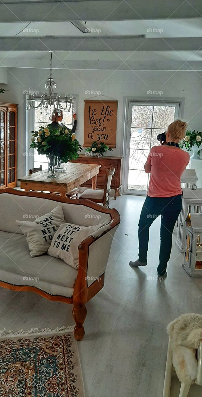 фотограф проводит съемку в фотостудии