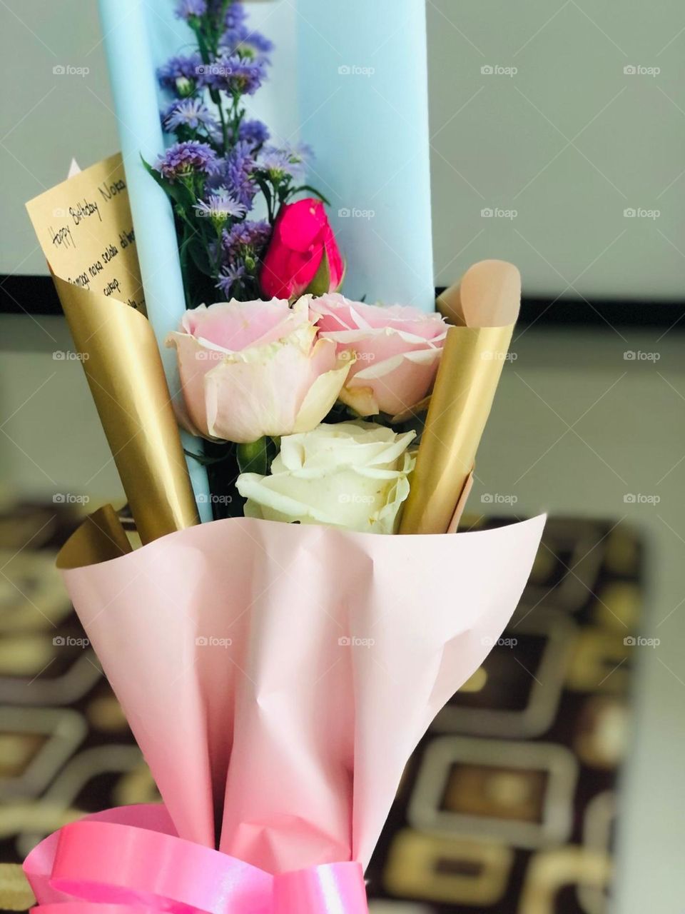 hampers or small boxes containing various kinds of food or make-up tools are usually used for graduation events