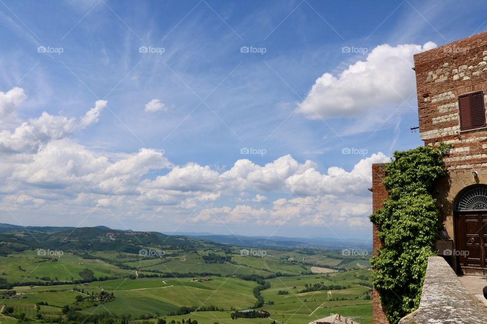 Paisagem verde e azul Toscana com lindo céu azul e nuvens 