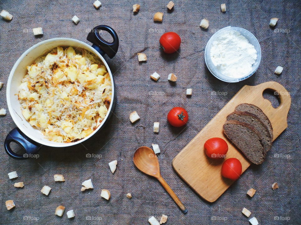 stewed potatoes, onions, tomatoes and cottage cheese on the table