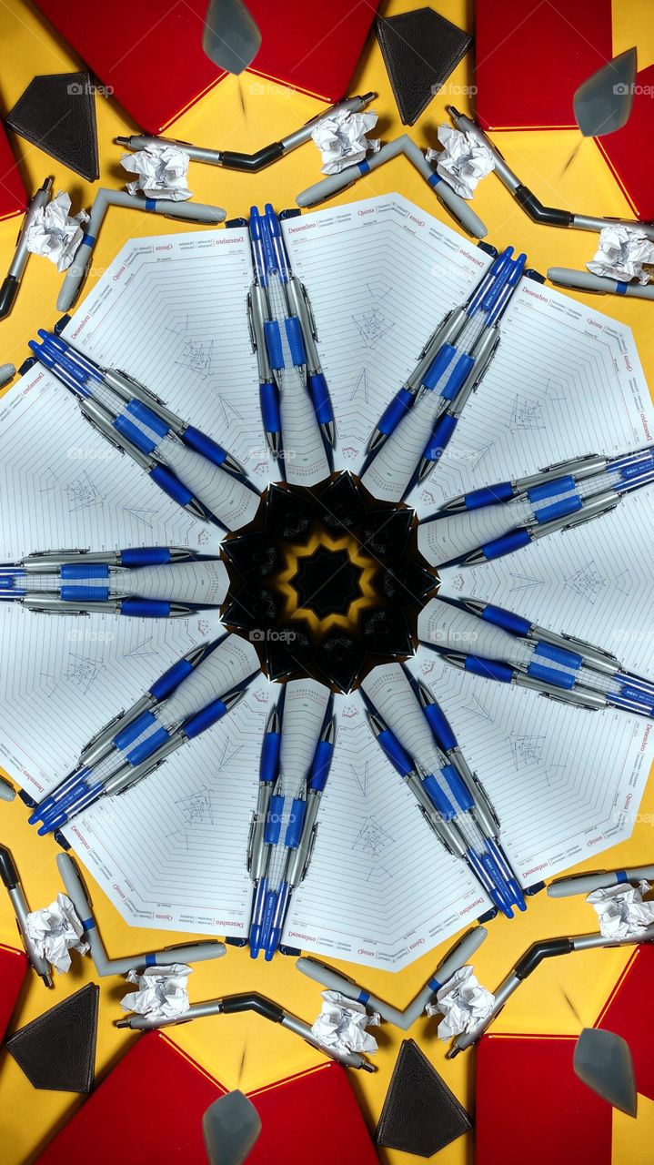 Abstrato. brincando com educação de imagens. Canetas papéis, calendário, aguenta, luminária, celulares.