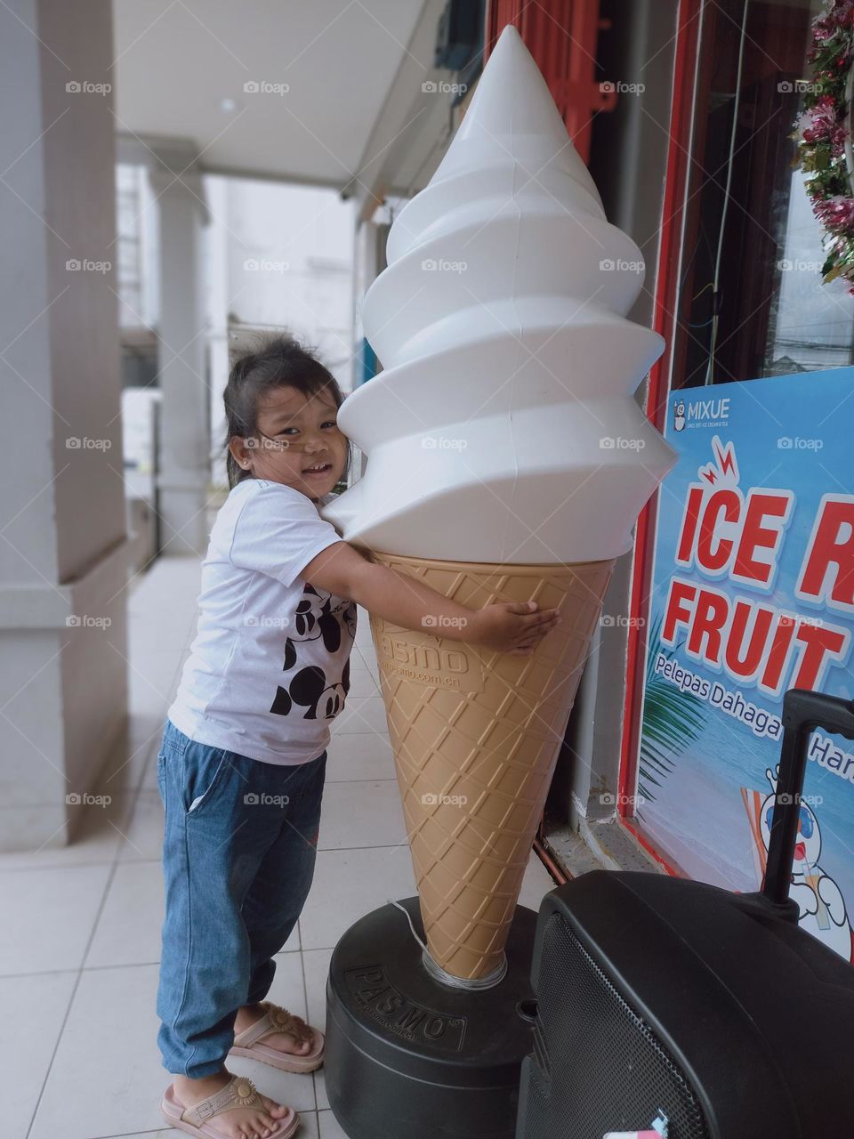 Girls and ice cream replicas