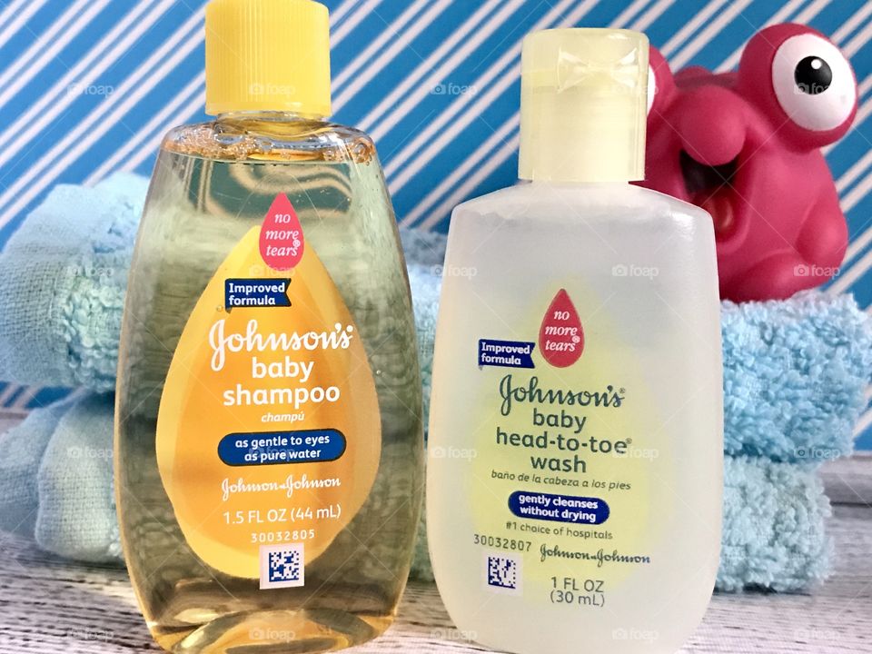 Johnson & Johnson baby shampoo and headed to wash with a white and blue background