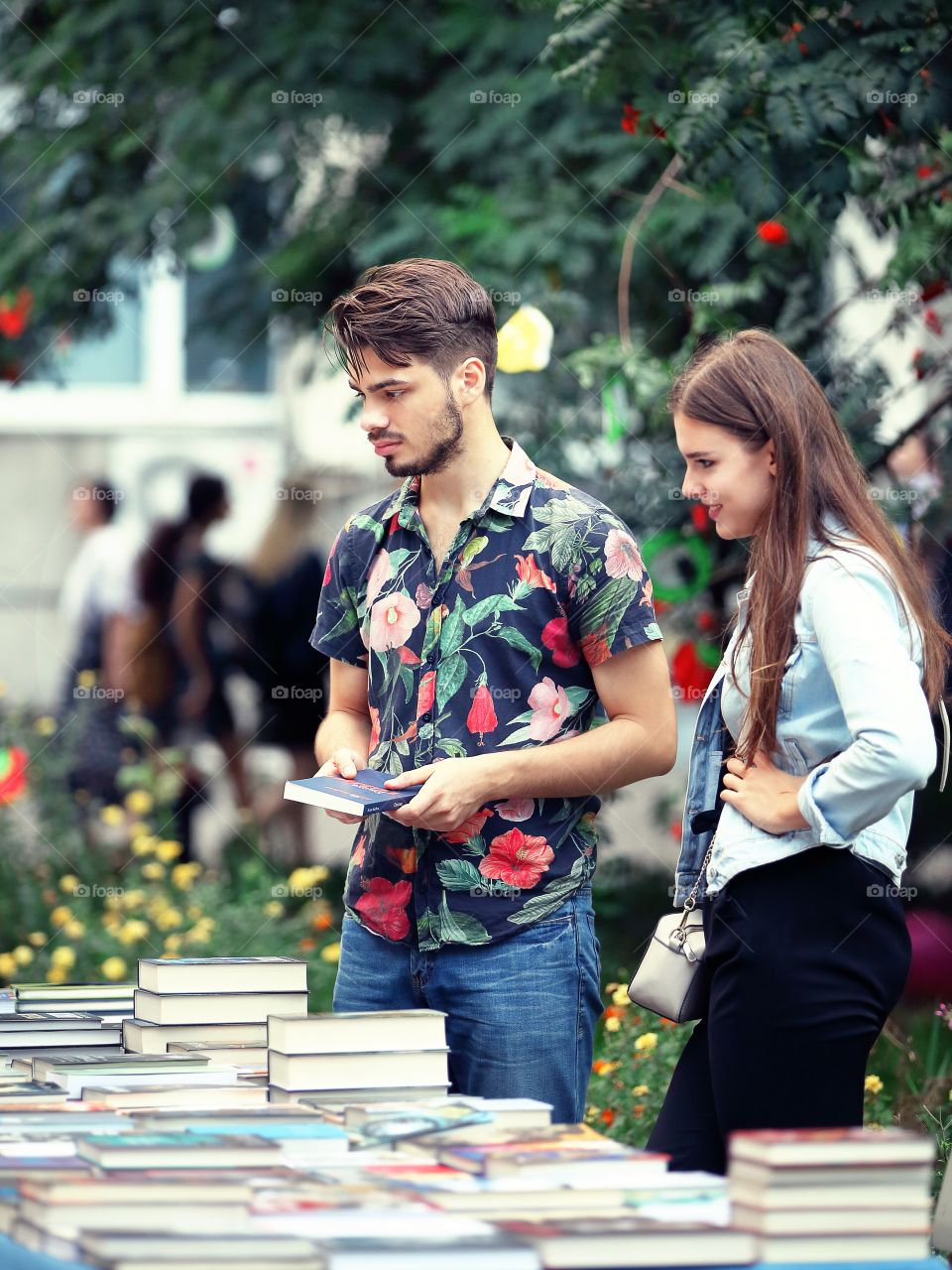 Students choosing books 