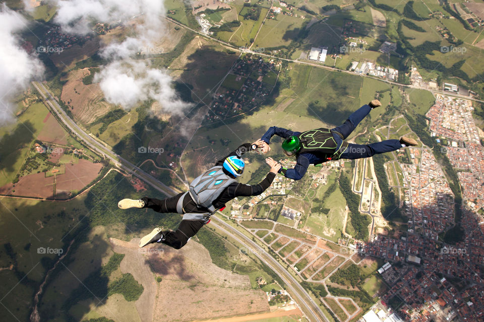 2 guys skydiving