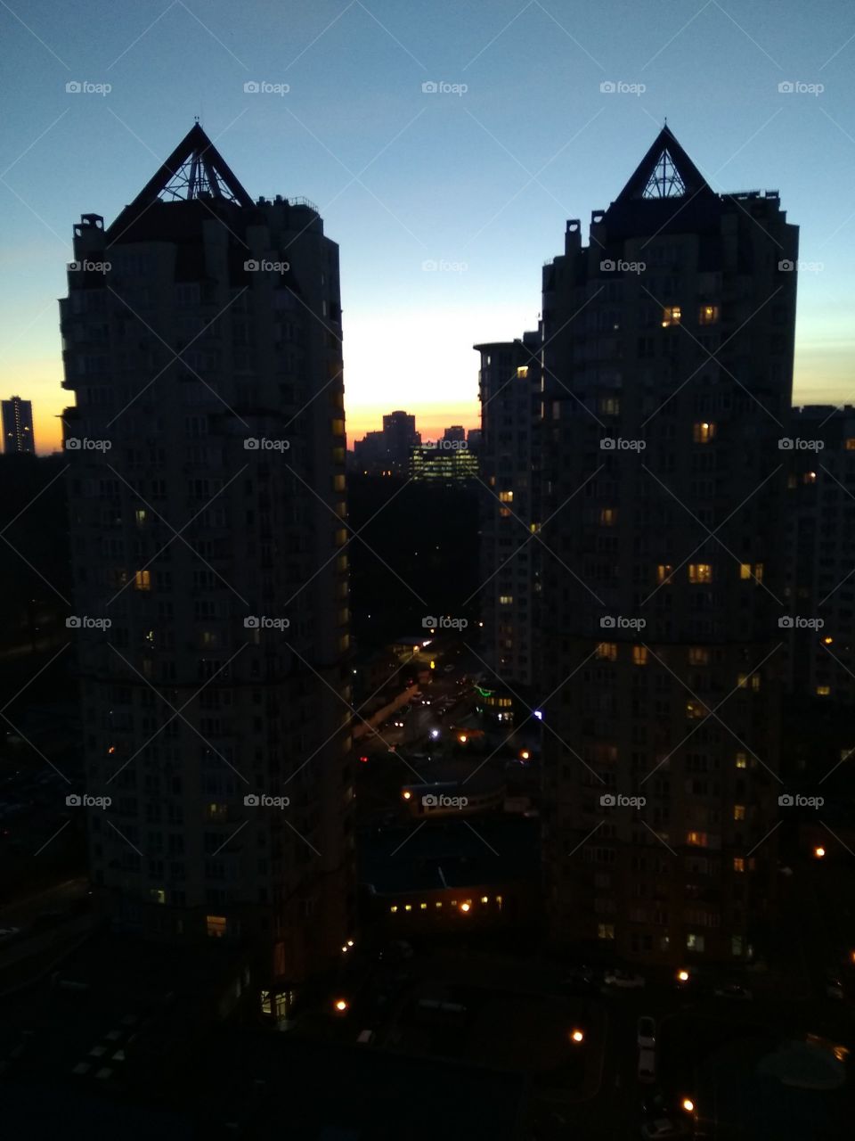 Nighttime Kiev. The last gleams of the sun cling to the skyscrapers.
Вечерний Киев.Последние отблески солнца цепляются за небоскребы.