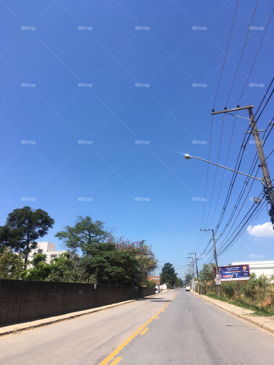 ‪Muiiiiiiito calor. No infinito horizonte, um céu azul pra cada vivente.‬
‪📸‬
‪#FOTOGRAFIAéNOSSOhobby‬
‪#natureza #paisagem #avenida #BlueDay ‬