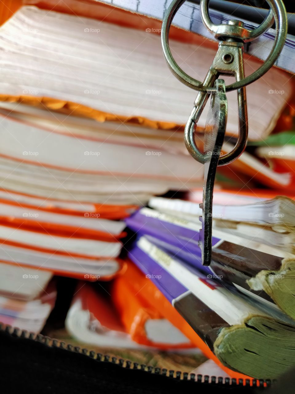 knowledge is key of success showing in artistic way.