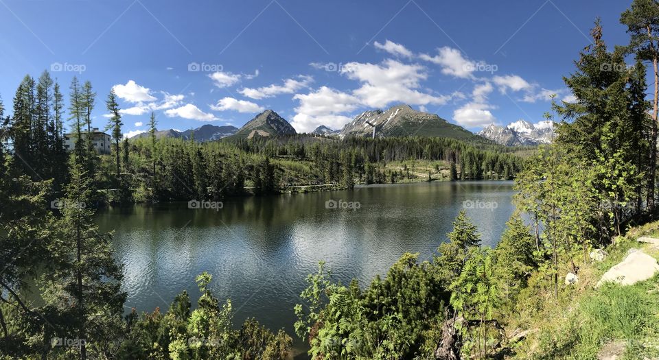 Scenic view of idyllic lake and mountains