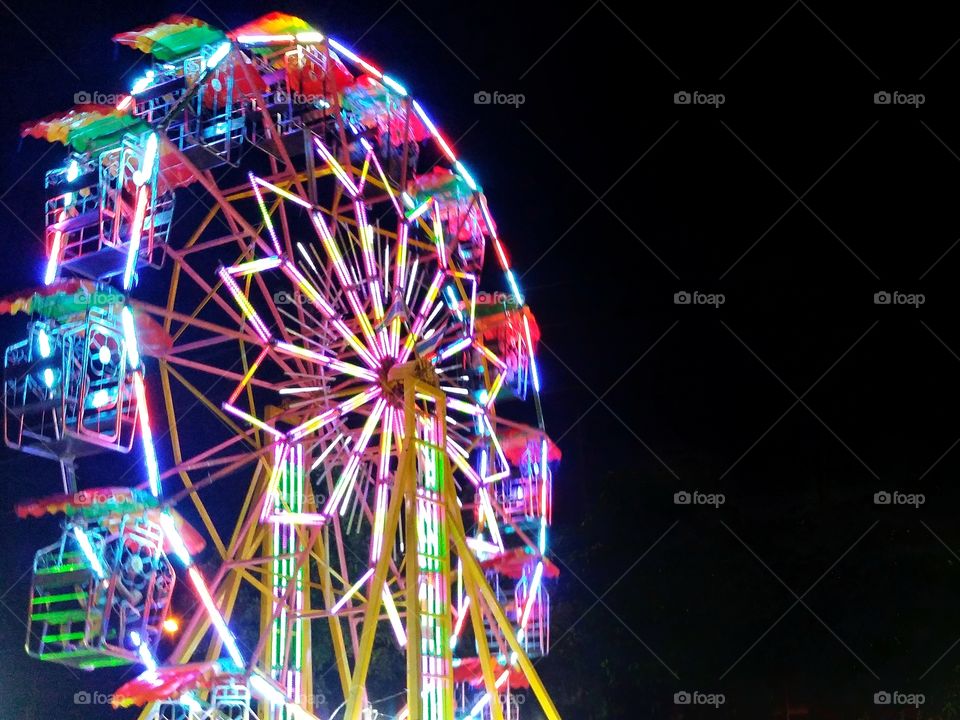 The beautiful ferris wheel at night  The Ferris wheel is a device for relaxing and watching the bird's eye view.