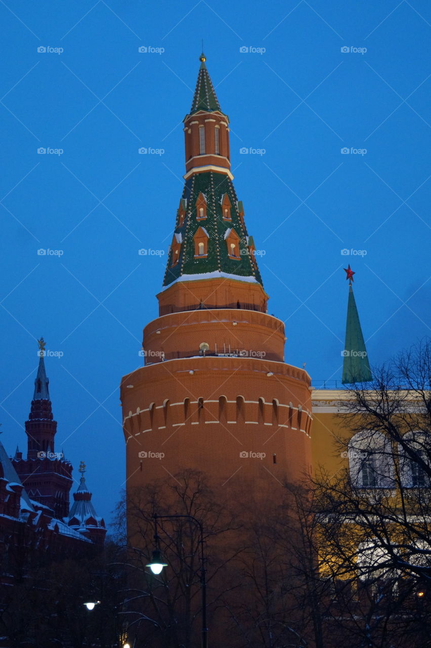 Вид на угловую Арсенальную башню Московского кремля