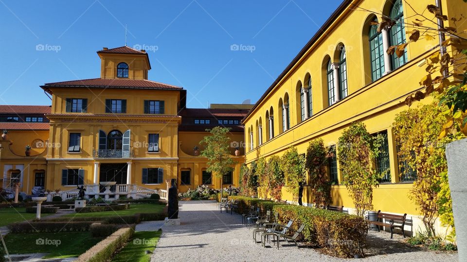 a view of the garden of Lenbachhaus Museum in Munich.