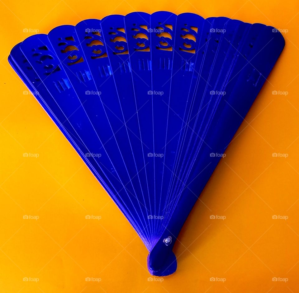 Abanico azul fondo naranja