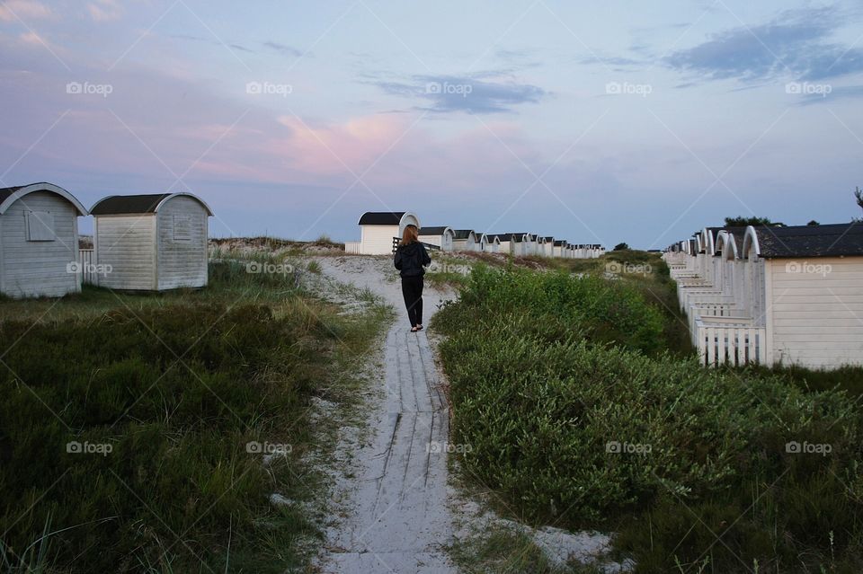 Walking among beachhuts