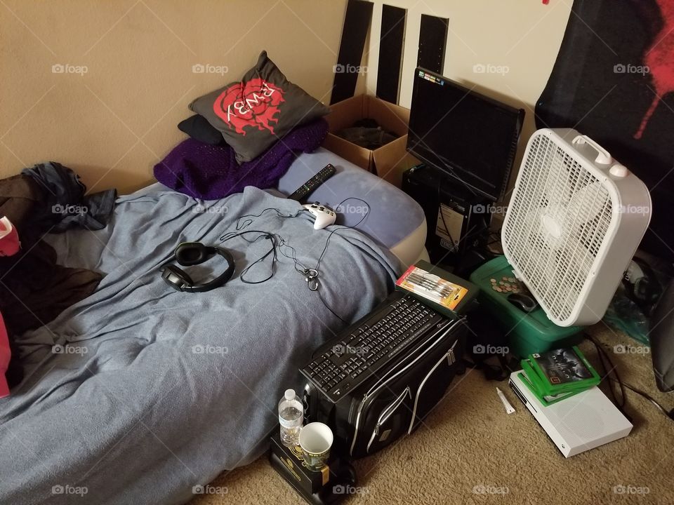 Poor gamer bedroom