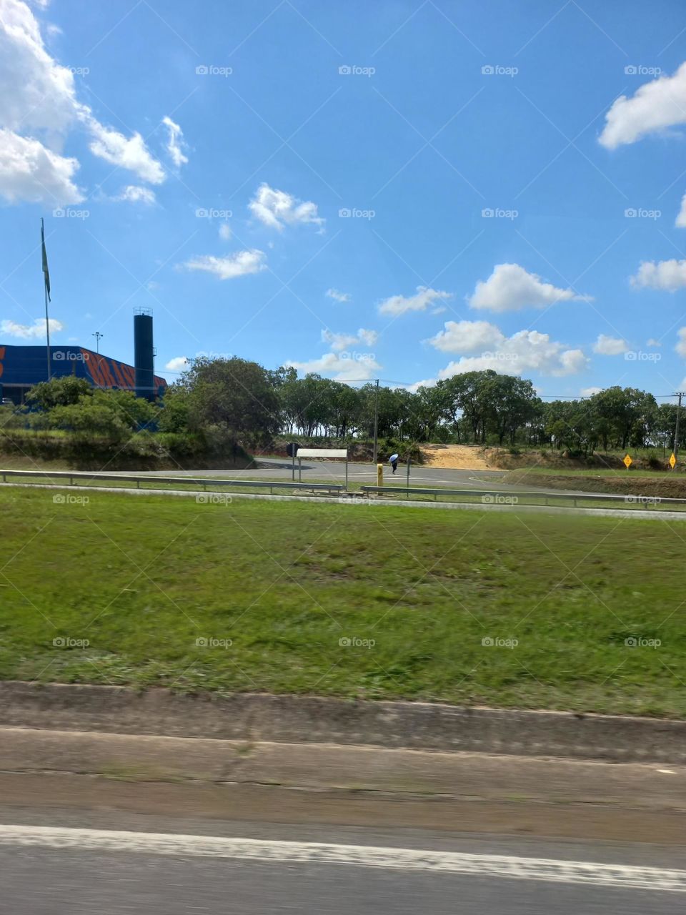 A harmonia da natureza com o desenvolvimento urbano. A natureza com suas belas paisagens, acompanha o desenvolvimento dos grandes centros sem perder seu encanto e, função!