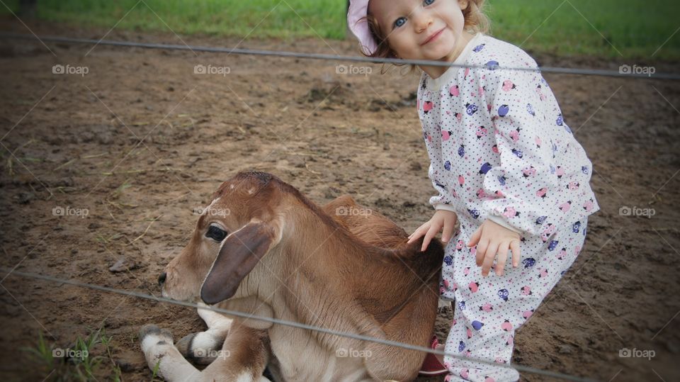 criança com bezerro