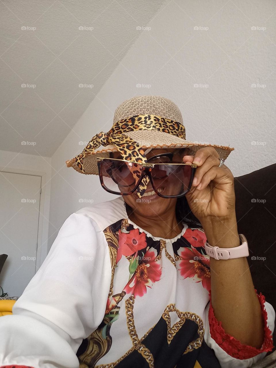 Estilosa no verão.  Acessórios poderosos para tirar o look do básico,  aposte  nas estampas coloridas para alegrar a produção  e prefira peças soltas