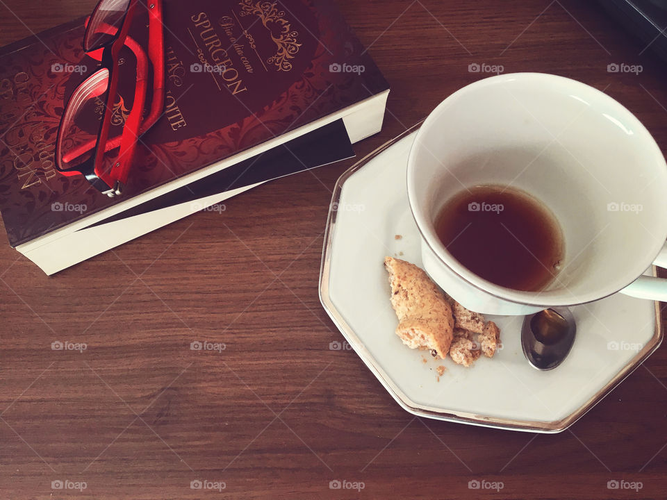 O que você tem na sua mesa de cabeceira? Um livro com uma xícara de café!