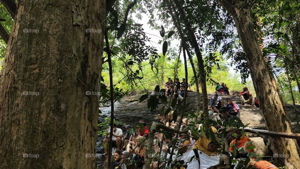 penonton tari ada diatasnya