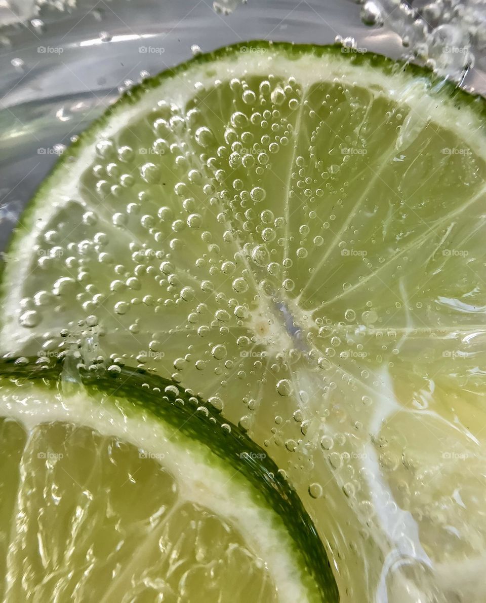 Bubbly liquid with slices of lime