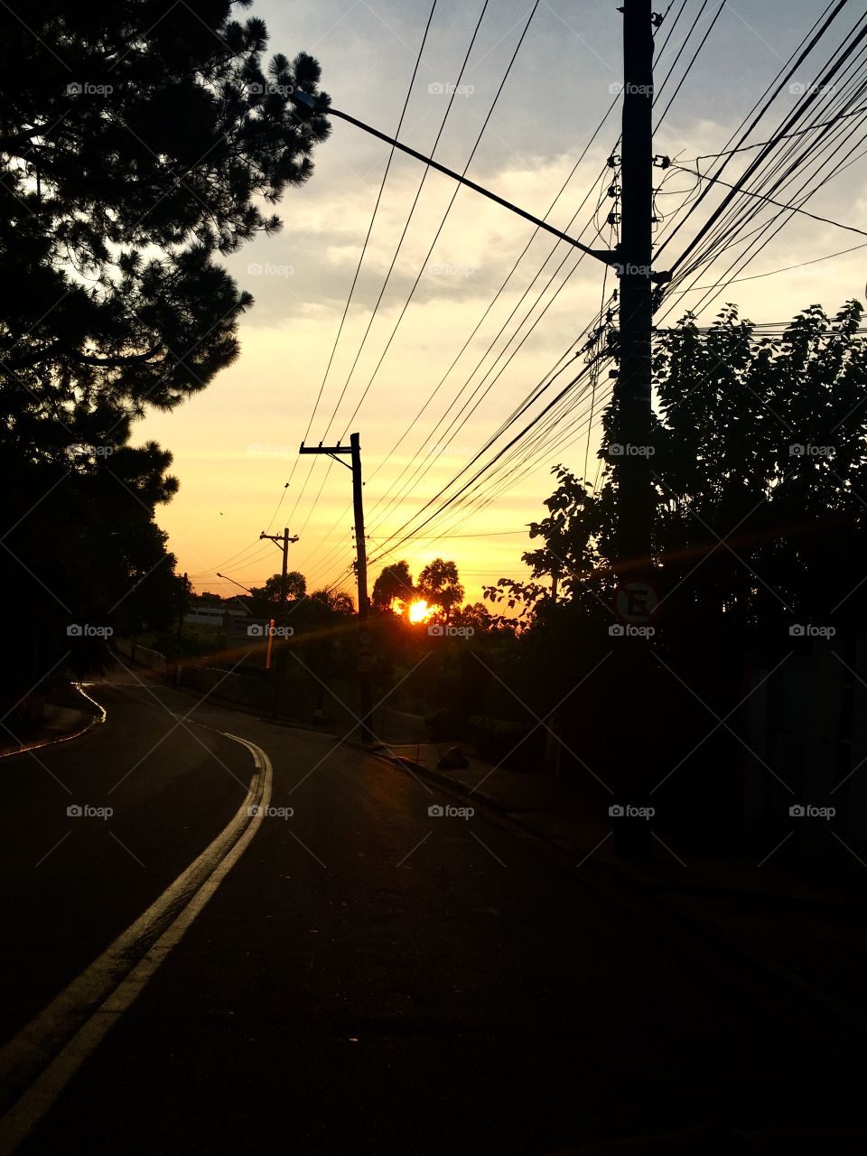 #Domingo de bonito #amanhecer. O #urbano e o #rural se fundem em #harmonia para anunciar um novo dia!
☀️ 
#céu #paisagem #natureza #fotografia #inspiração #morning
#FotografiaÉNossoHobby 