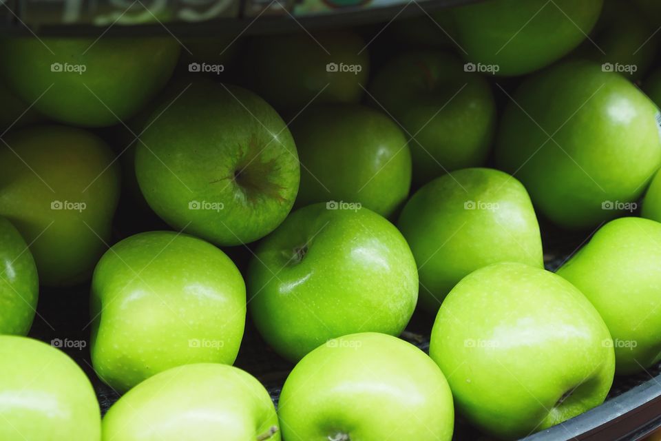 Green apples in shelf 