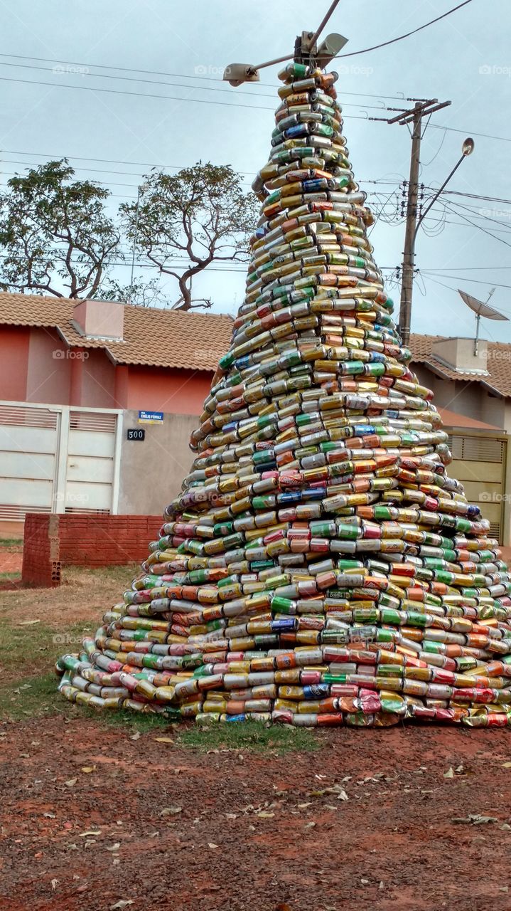 Reciclagem. Simbolicamente... Arvore de Natal com latinhas de alumínio, de bebidas: alcoólicas e refrigerantes.