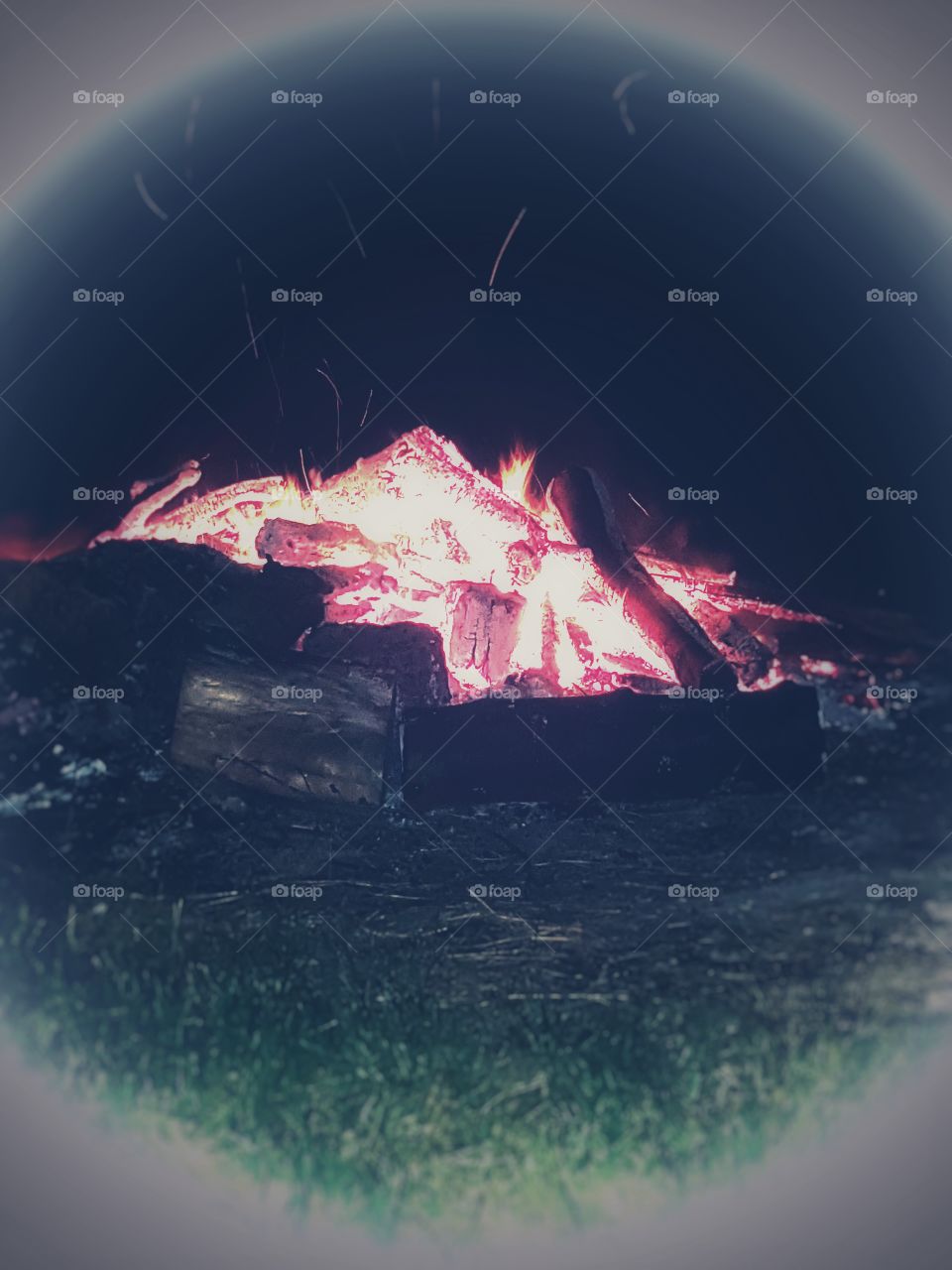 Lagerfeuer bei Nacht