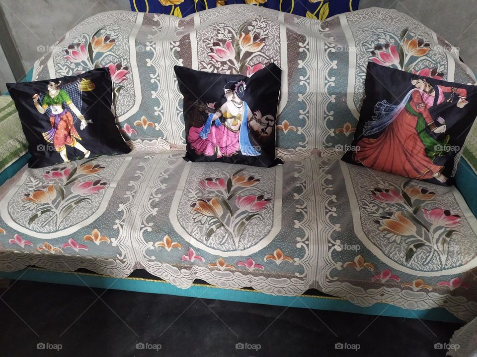 Sofa you are welcome an sit on me