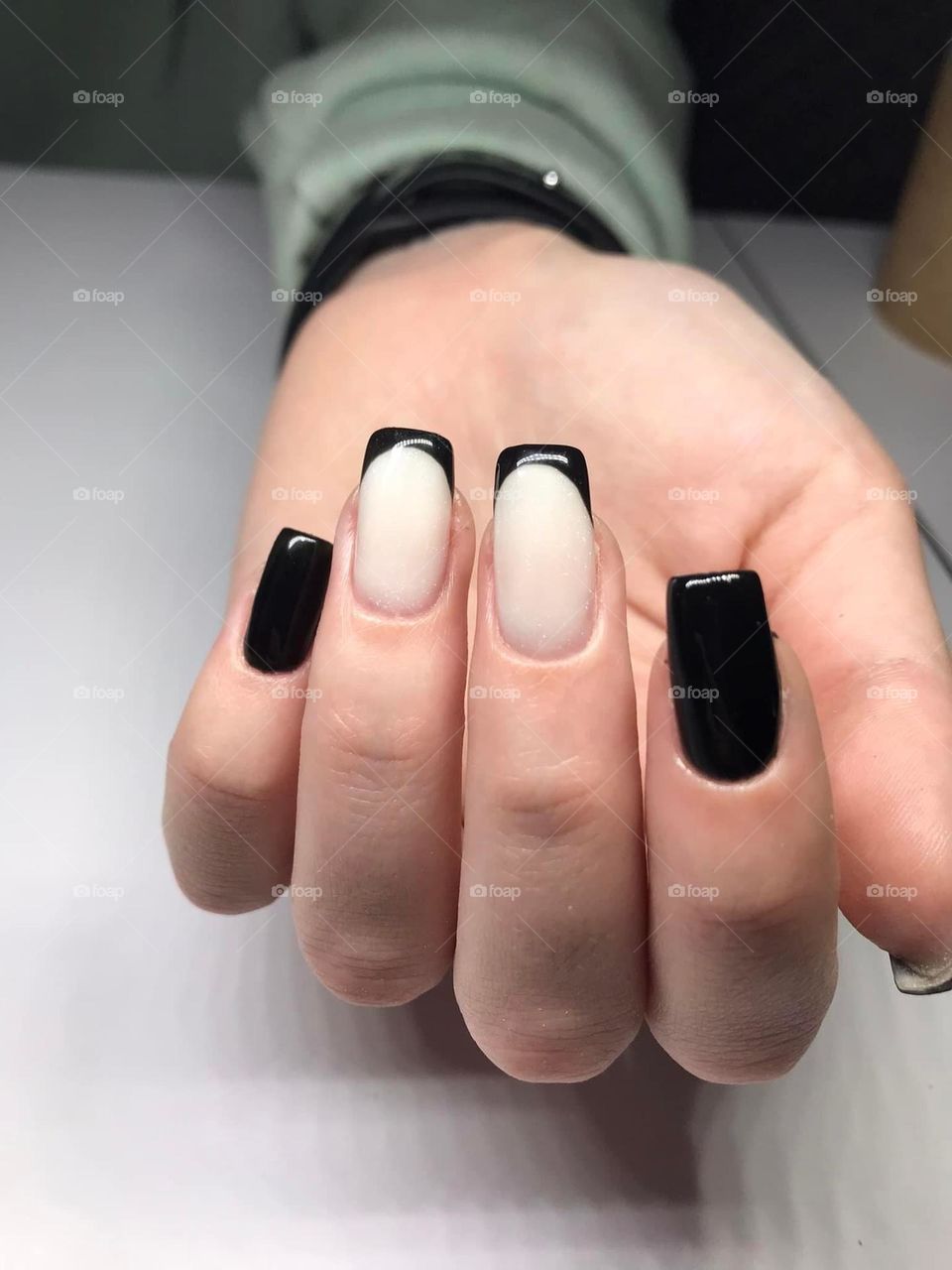 Manicure white and black 