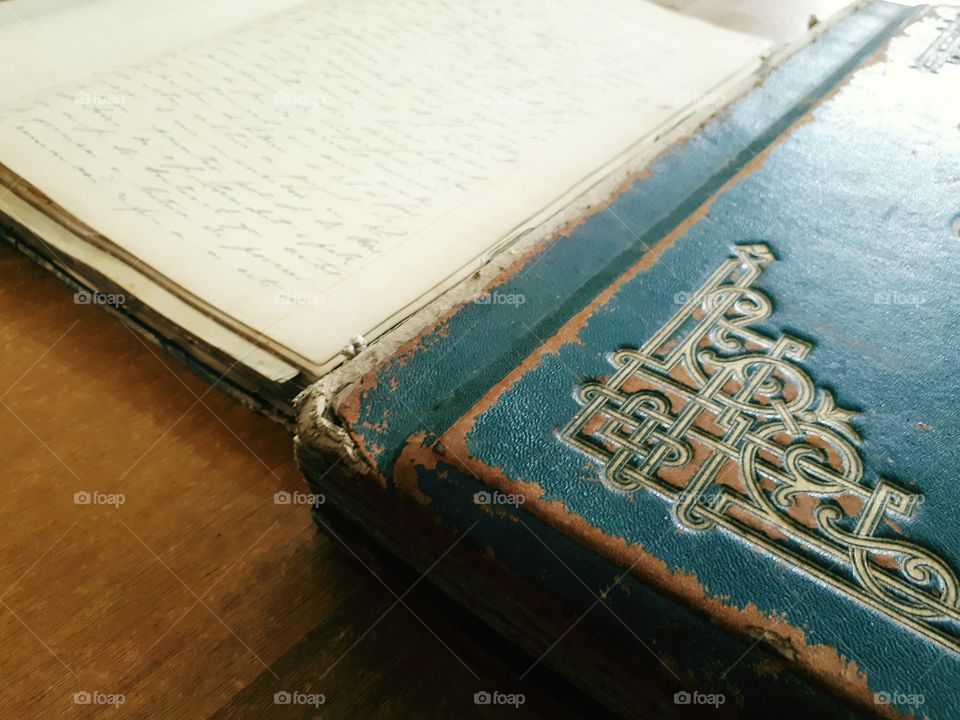 Detalhe da capa de um livro antigo do Séc. XIX. Mostra a qualidade e beleza dos registros antigos que se preservaram até os dias atuais.