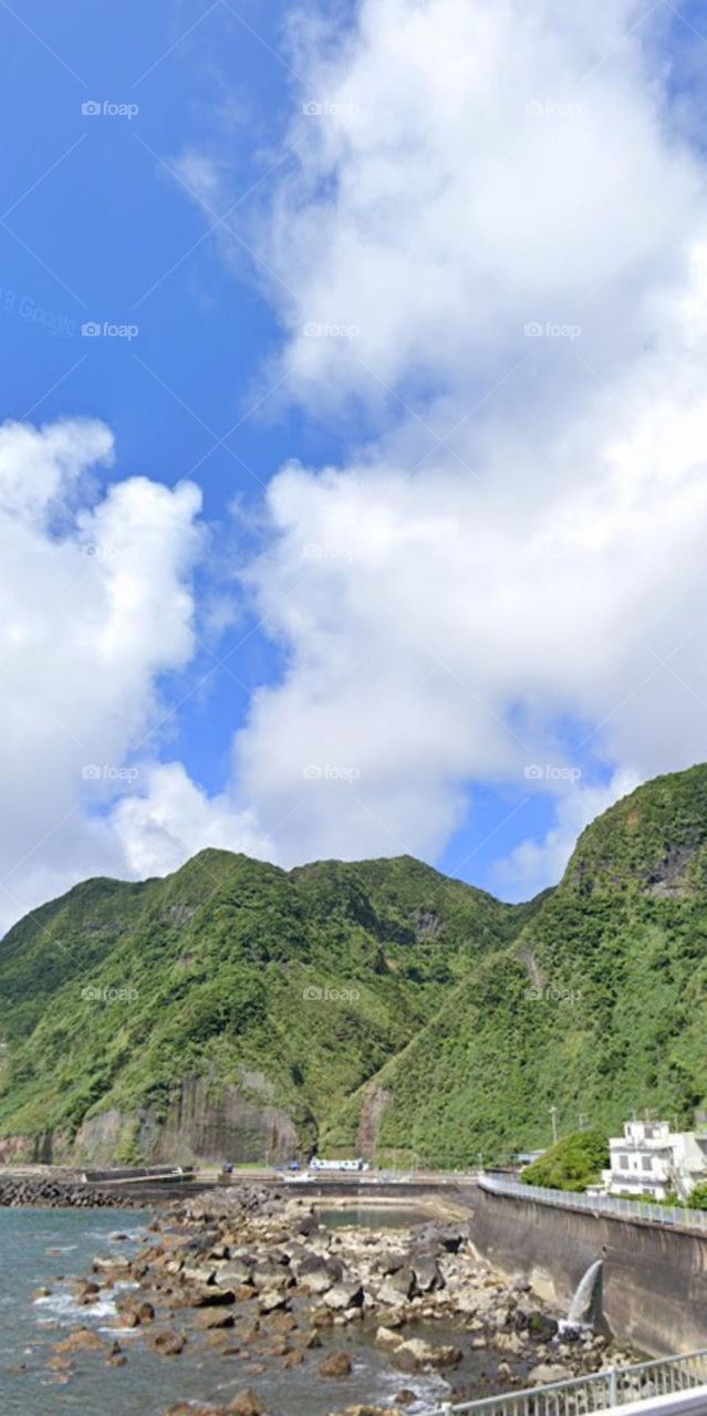 chạy dọc theo sườn núi và biển.