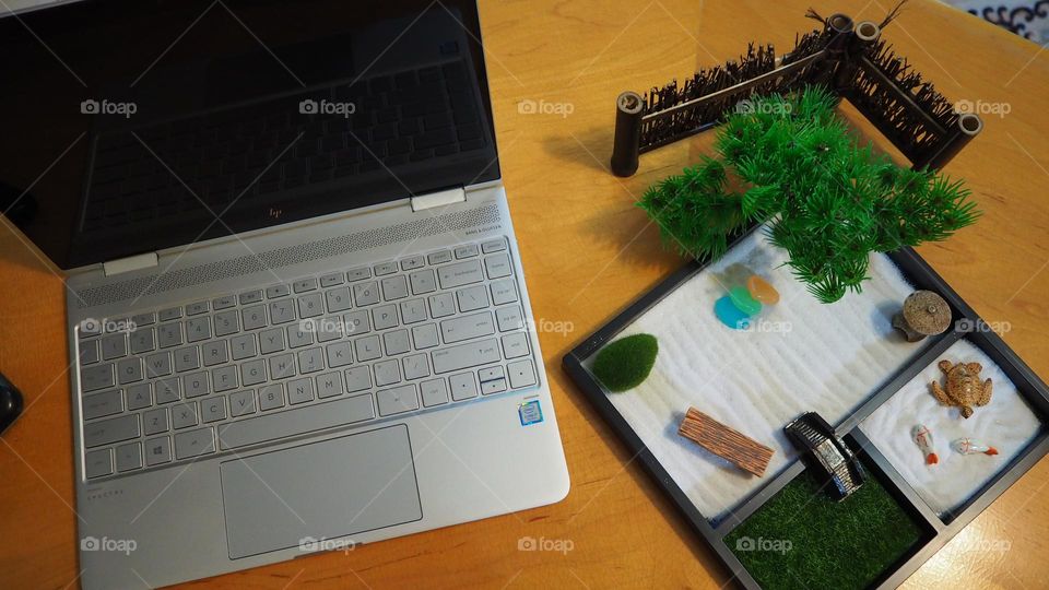 Work happy, an uncluttered desk is a sign of an uncluttered mind