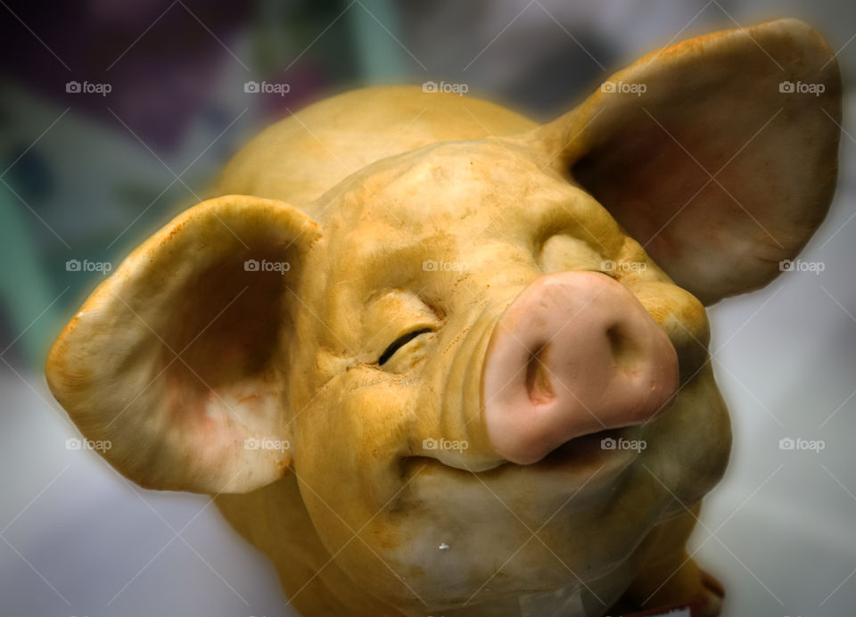 Statue of a piglet who smiles