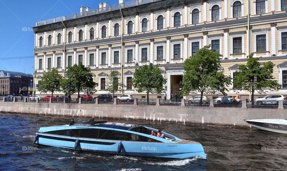 Boat trip 🛥️ Urban water 💦 Architecture 🏢