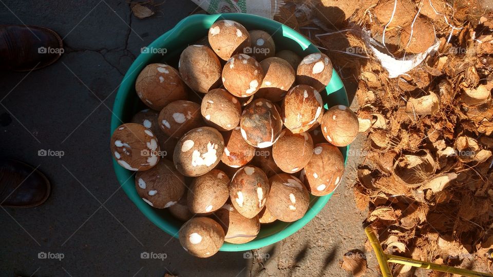 Cascas ao ar livre, deliciosas castanhas naturais, com agua de coco.