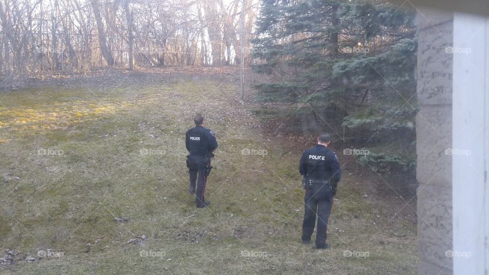 2 police officers in the backyard