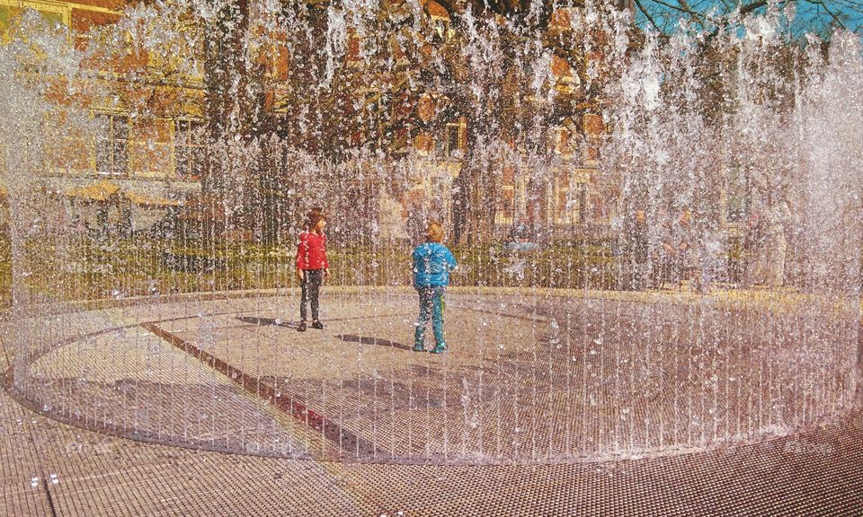 children in the fountain